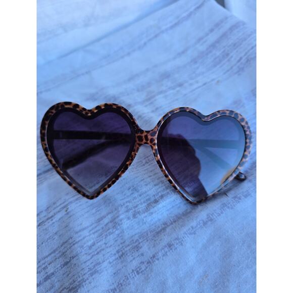 Retro Heart Leopard Sunglasses Women’s Fashion Accessory LP2854G - Picture 4 of 7
